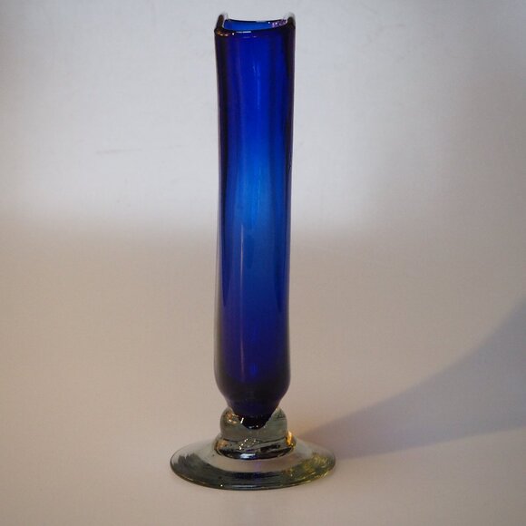 ๐ Vintage Hand-Blown Art Glass Cobalt Fan Vase - Picture 4 of 10